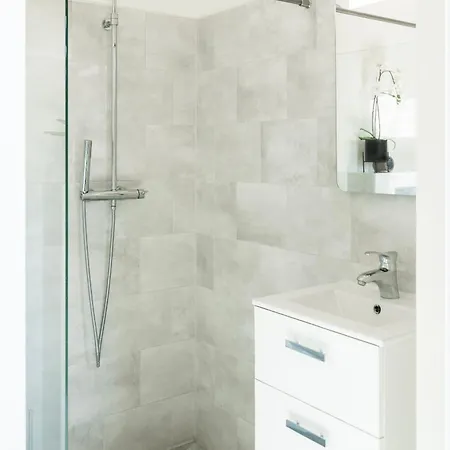Bright With Comfortable Bed & Bathroom Lejlighed