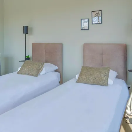 Modern Private Room In City Center, Great Value Lejlighed Raamsdonksveer
